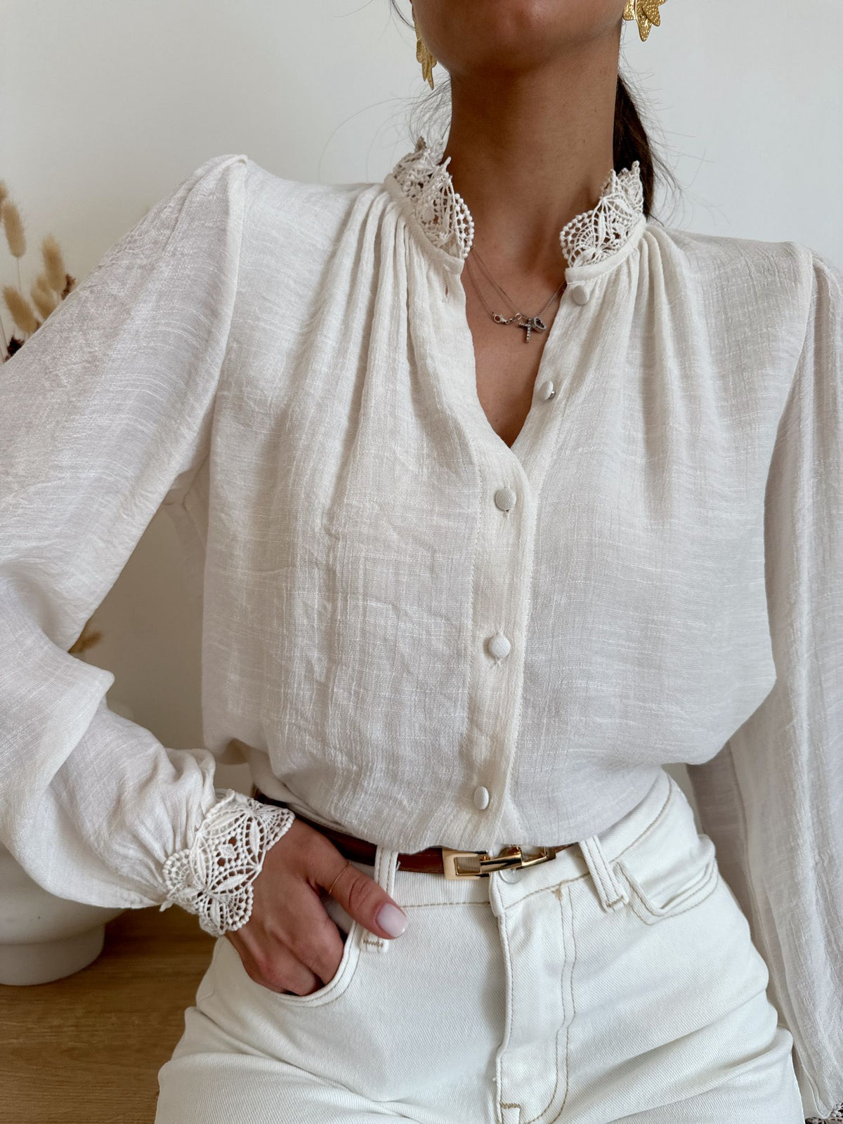 Blusa Annette ecrù con pizzo su collo e maniche