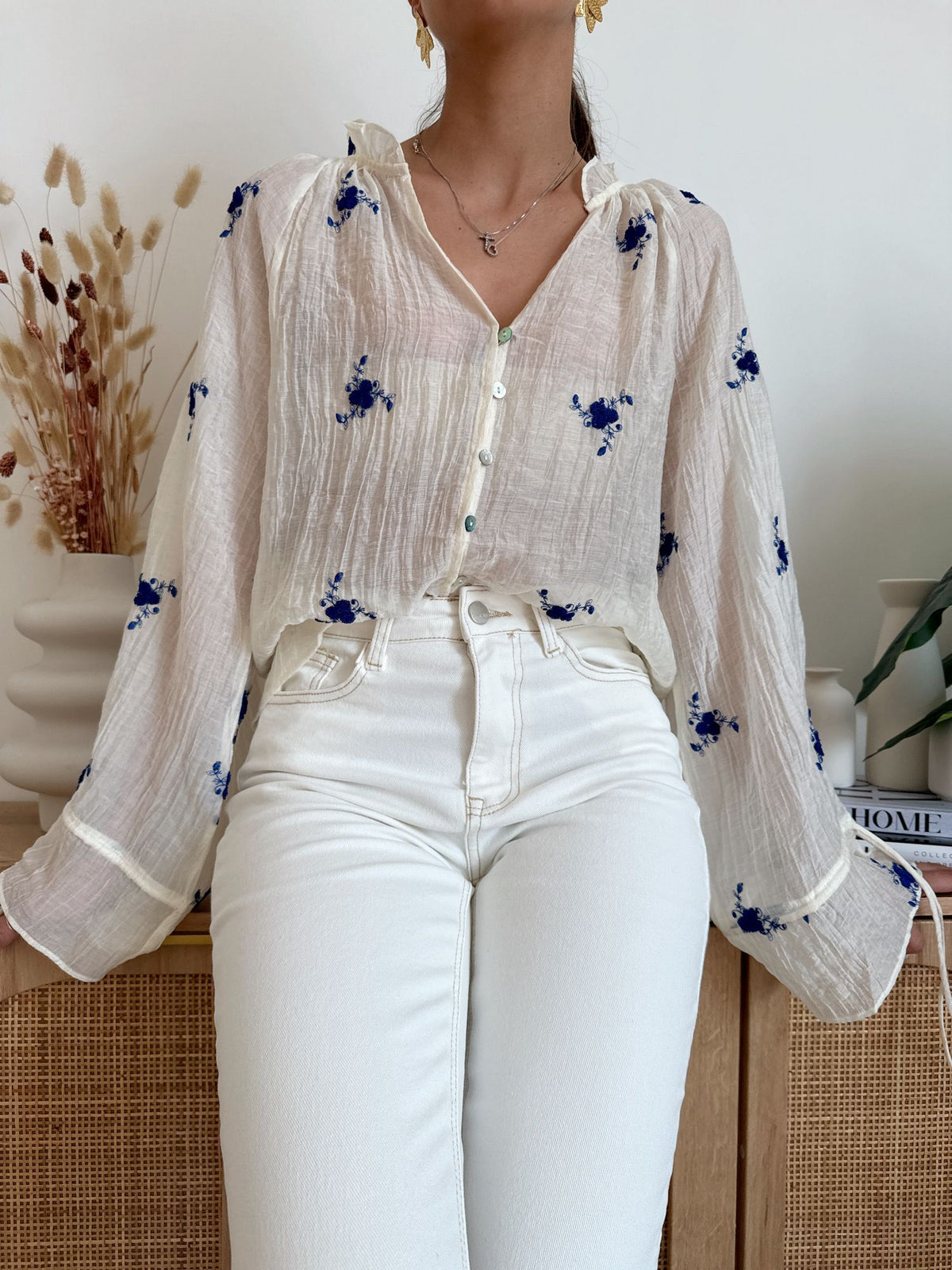Blusa Plume ecrù con ricami in rilievo blu