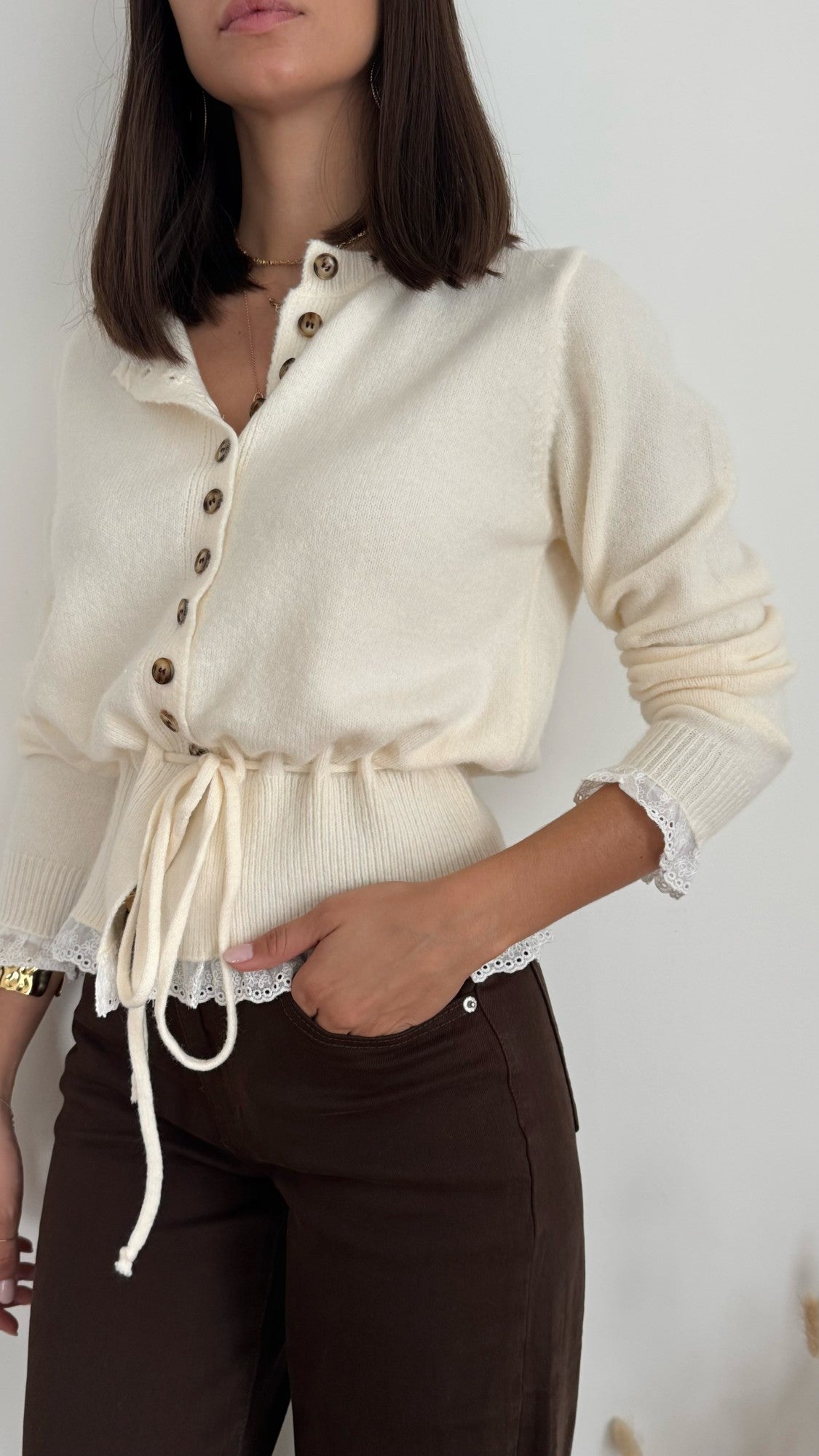 Cardigan panna con coulisse e bordi in pizzo