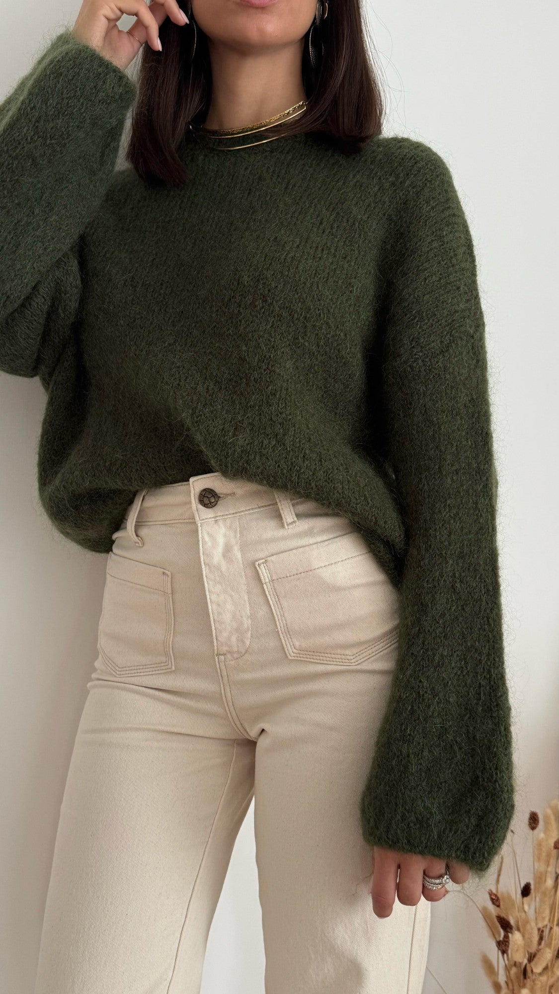 Maglione in mohair verde con jeans panna